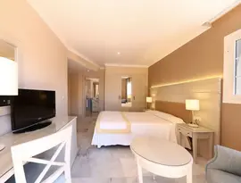 Nowoczesny pokój gościnny w Iberostar Waves Malaga Playa