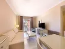 Jasny salon w pokoju gościnnym Iberostar Waves Malaga Playa