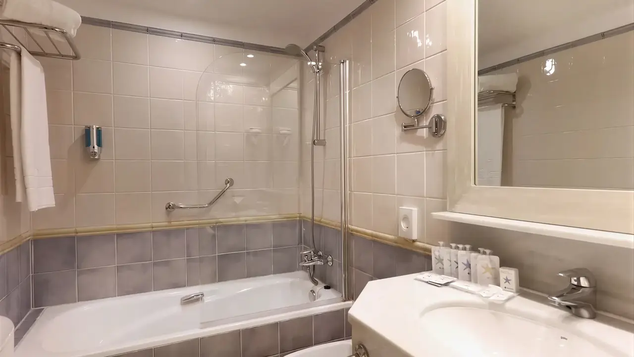 Łazienka w hotelu Iberostar Waves Malaga Playa z wanną i umywalką