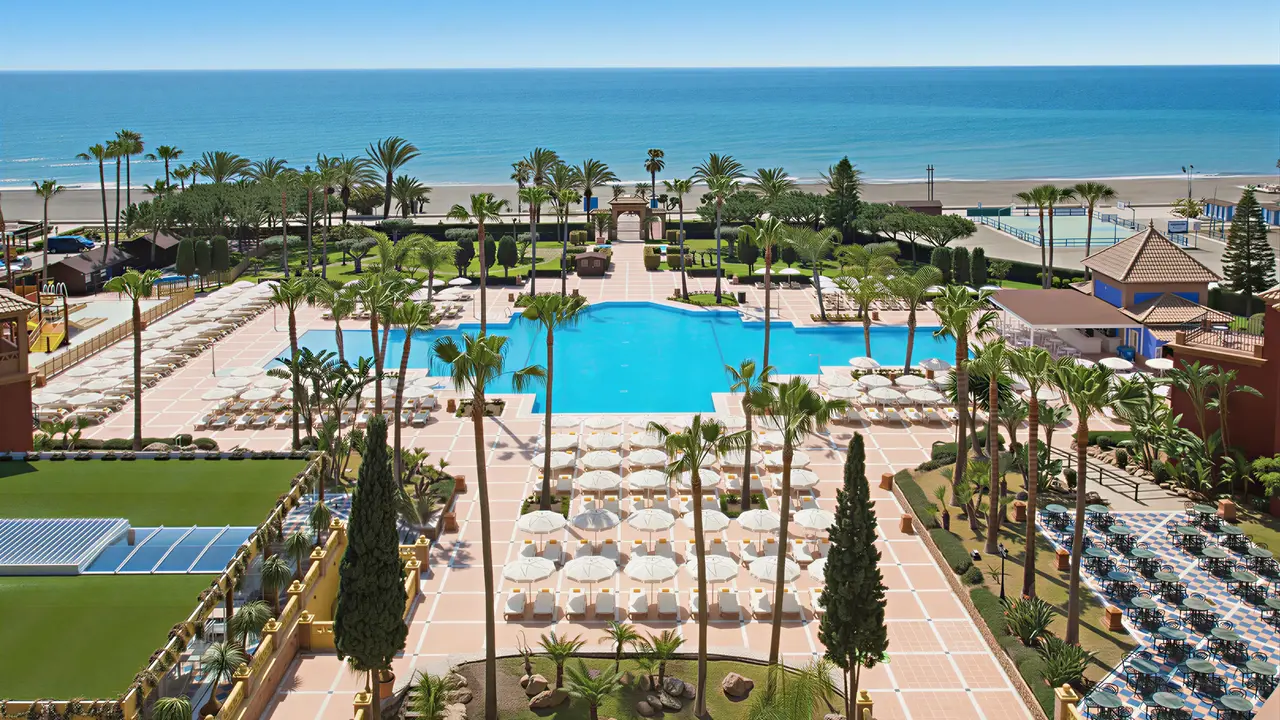 Widok na kompleks Iberostar Waves Malaga Playa z basenami i plażą