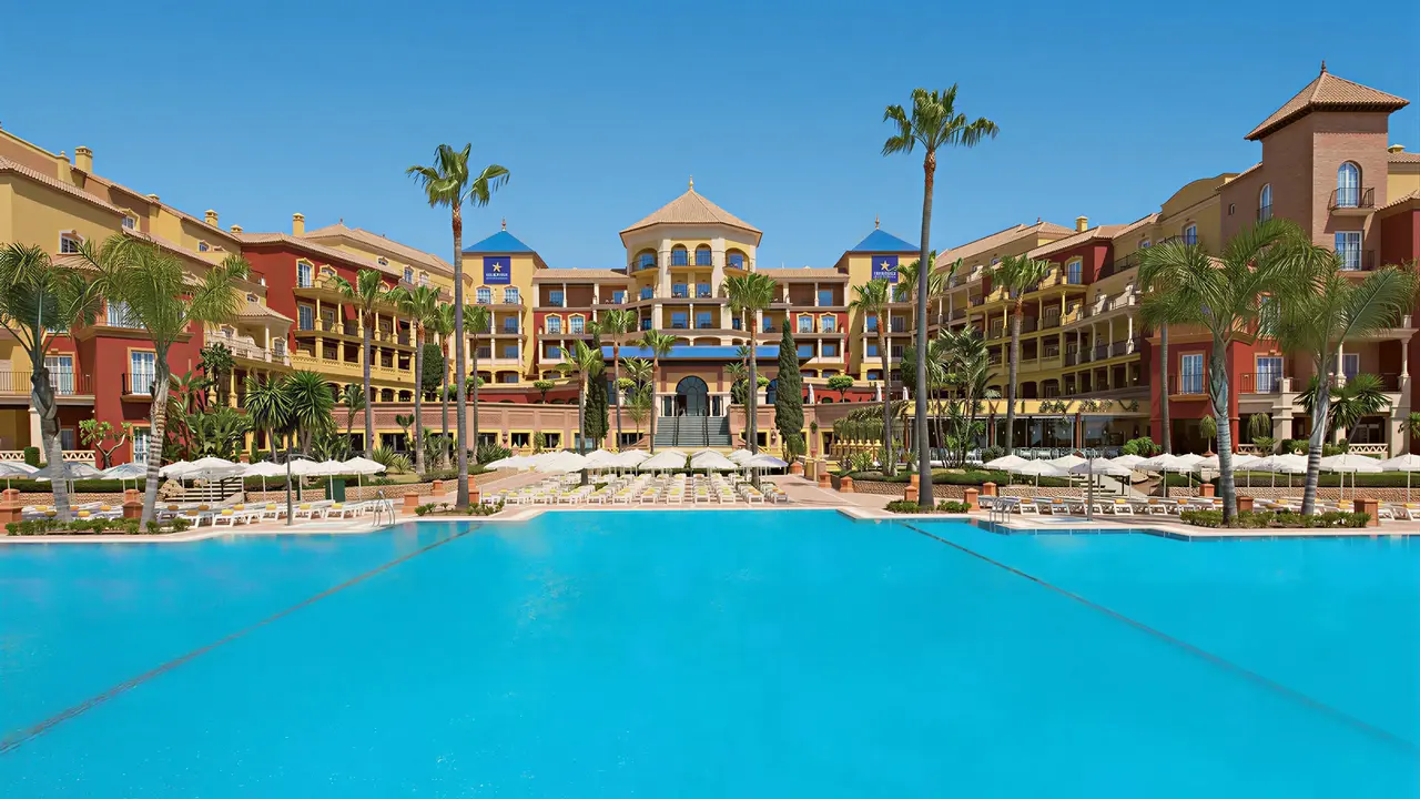 Widok na basen i budynki Iberostar Waves Malaga Playa