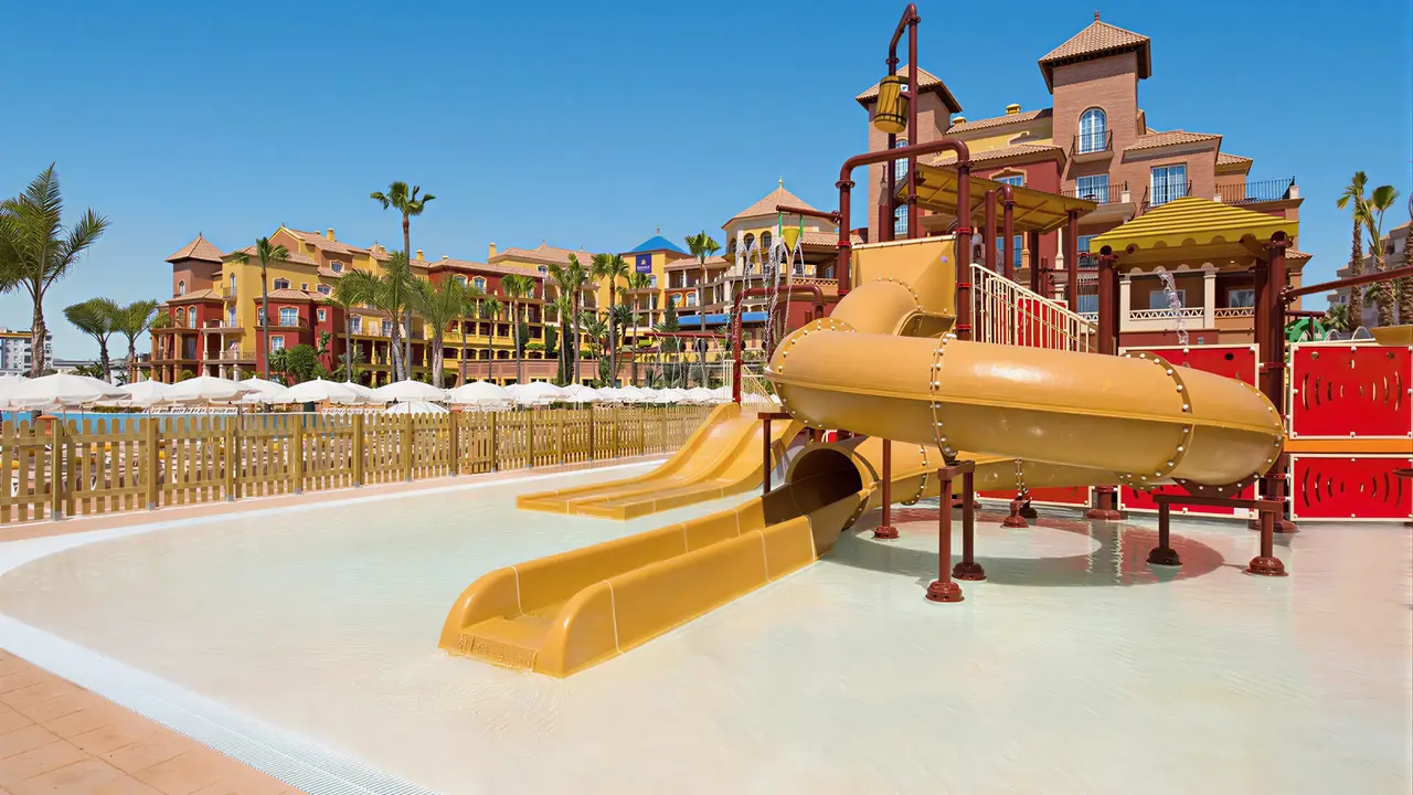 Zjeżdżalnie wodne w kompleksie Iberostar Waves Malaga Playa