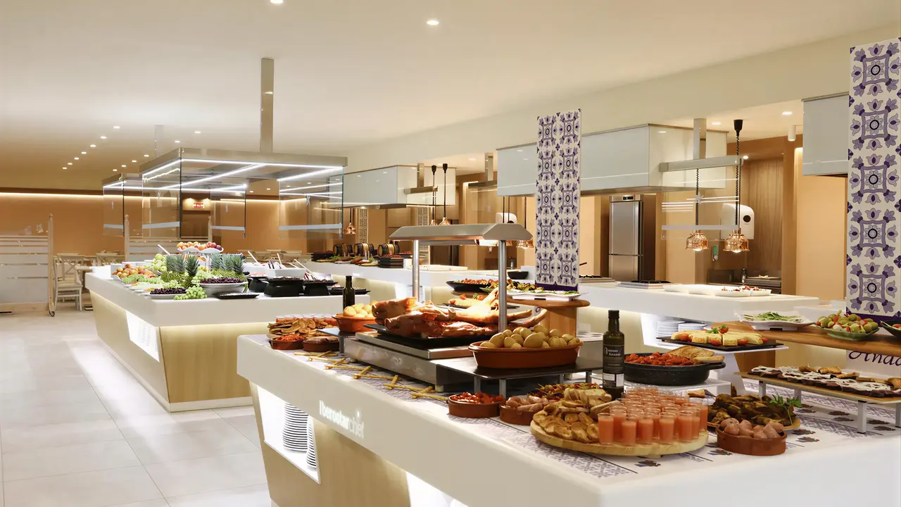 Bufet z jedzeniem w Iberostar Waves Malaga Playa