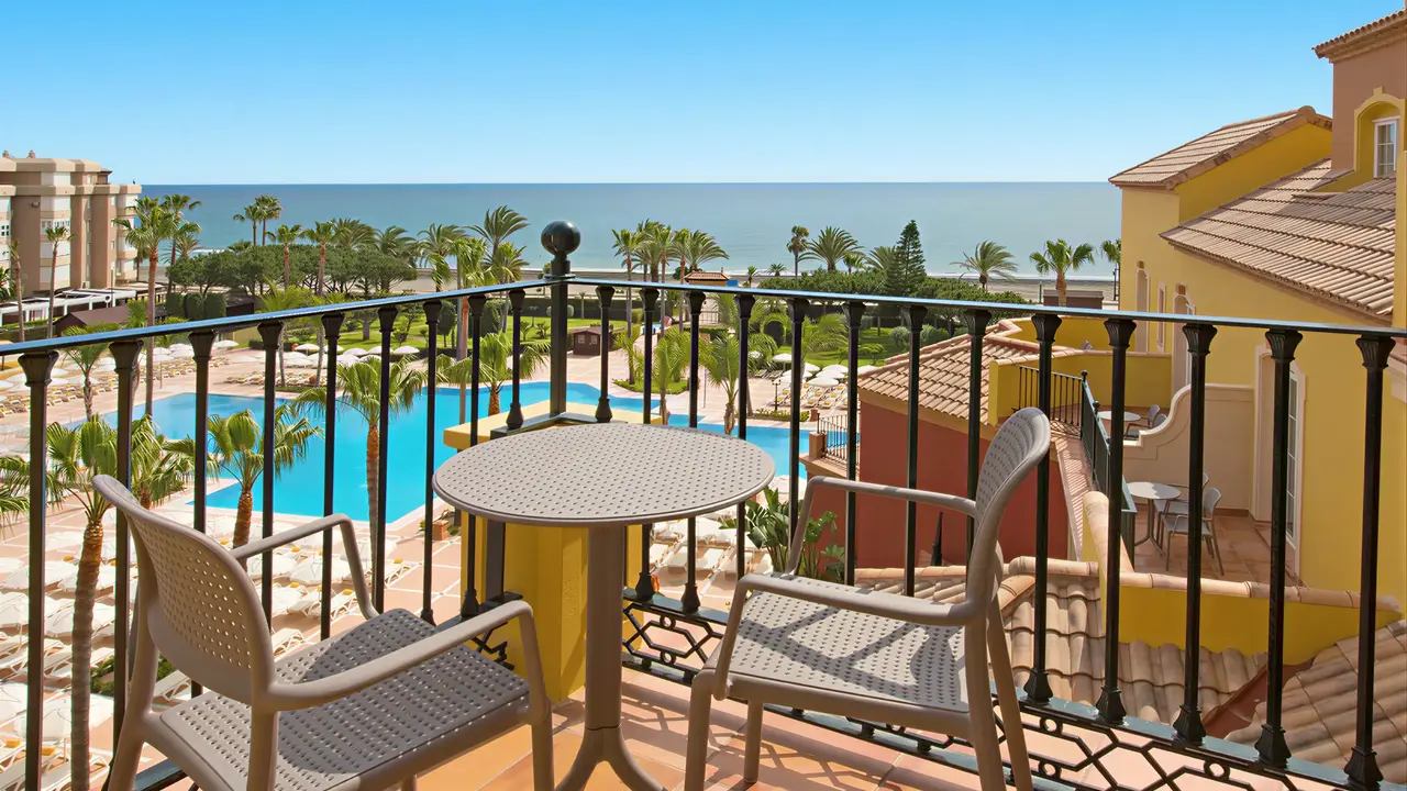 Balkon z widokiem na basen w Iberostar Waves Malaga Playa