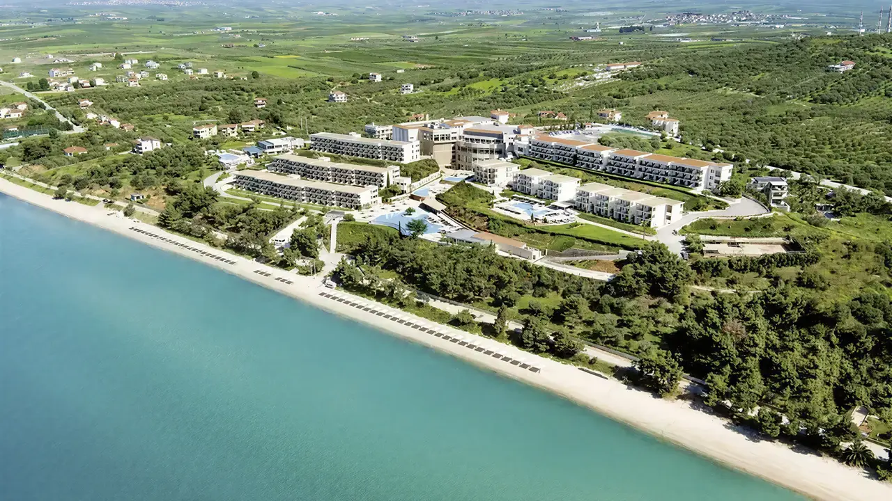 Widok z lotu ptaka na Ikos Oceania nad morzem
