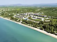 Widok z lotu ptaka na Ikos Oceania nad morzem