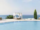 Basen z leżakami w Ikos Oceania
