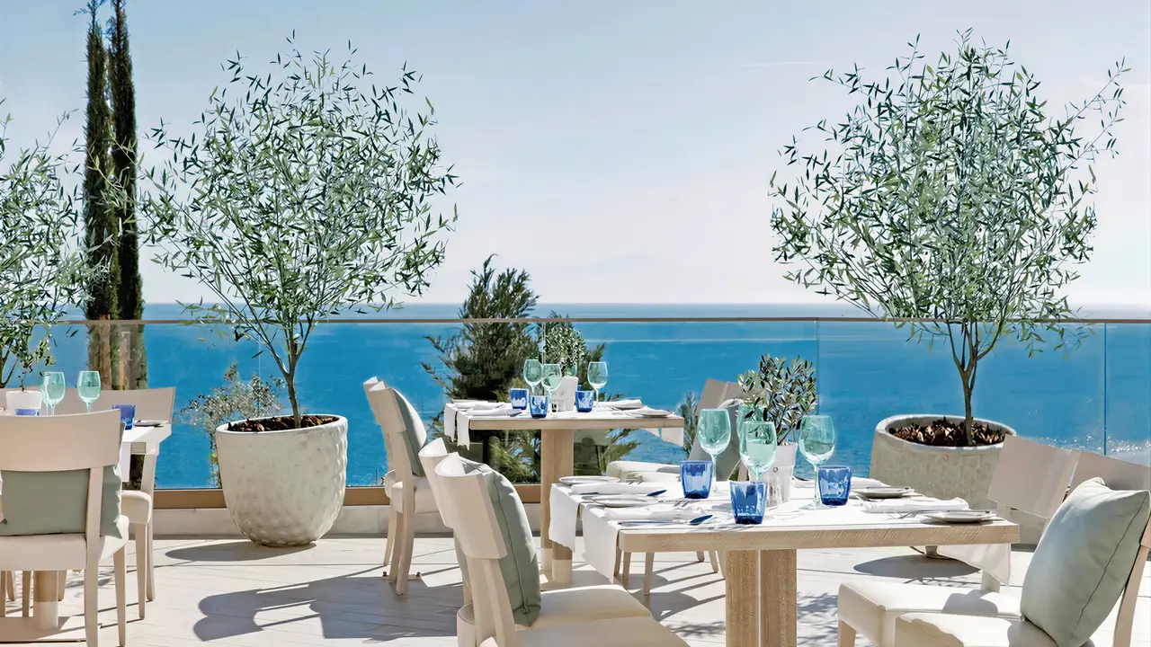 Taras restauracyjny z widokiem na morze Ikos Oceania