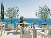 Taras restauracyjny z widokiem na morze Ikos Oceania