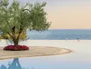 Basen infinity w Ikos Oceania z widokiem morza