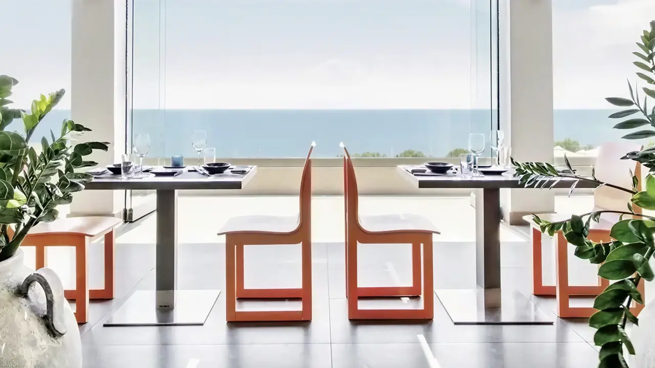 Stolik restauracyjny z widokiem w Ikos Oceania
