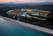 Widok z lotu ptaka na Ikos Oceania i plażę
