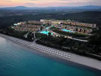 Widok z lotu ptaka na Ikos Oceania i plażę