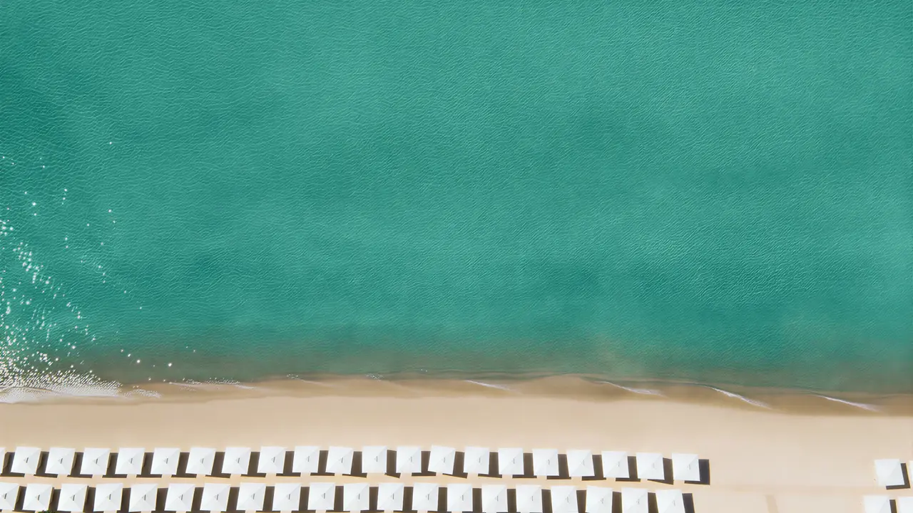 Plaża z białymi parasolami w Ikos Oceania