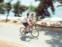 Para jedzie na rowerach w Ikos Oceania