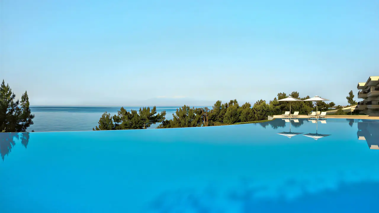 Basen infinity z widokiem w Ikos Oceania