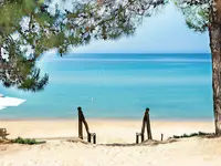 Plaża i błękitne morze w Ikos Oceania