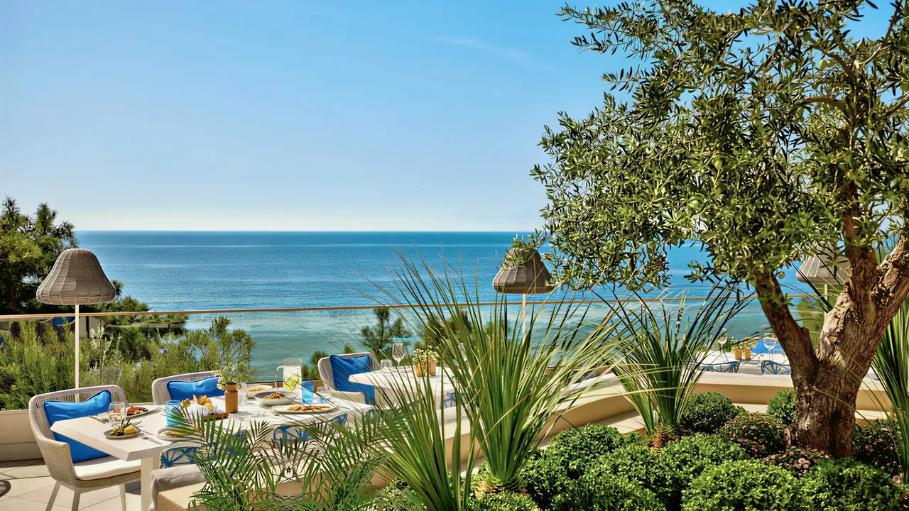 Restauracja Ikos Oceania z widokiem na morze