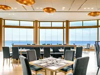 Elegancka restauracja w Ikos Oceania z widokiem na morze