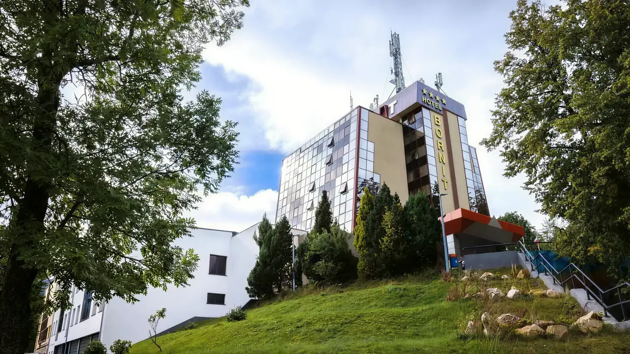 Elewacja budynku Interferie Sport Bornit na zielonym wzgórzu