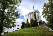 Elewacja budynku Interferie Sport Bornit na zielonym wzgórzu