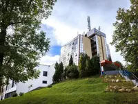 Elewacja budynku Interferie Sport Bornit na zielonym wzgórzu