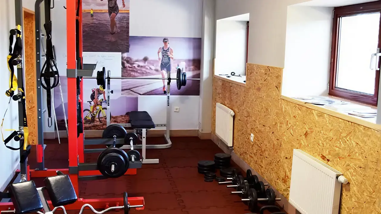 Siłownia w hotelu Interferie Sport Bornit z hantlami