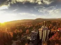 Widok na budynek Interferie Sport Bornit w jesiennym krajobrazie