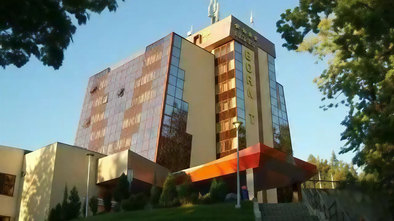Elewacja budynku Interferie Sport Bornit z widokiem z zewnątrz