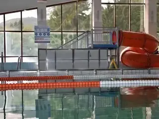 Zjeżdżalnia wodna w basenie hotelu Interferie Sport Bornit