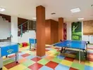 Sala gier w Interferie Sport Bornit z piłkarzykami i tenisem