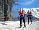 Narciarze biegowi w Interferie Sport Bornit na śnieżnym stoku
