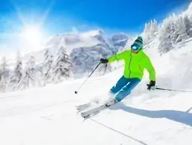 Narciarz na stoku śnieżnym w Interferie Sport Bornit