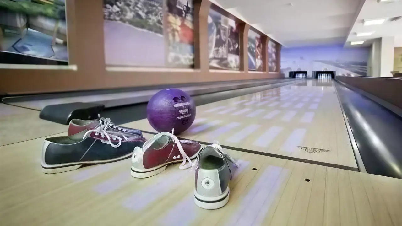 Kręgielnia w hotelu Interferie Sport Bornit z kulą i butami