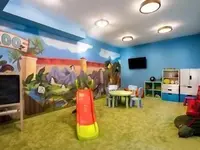 Pokój dla dzieci w Interferie Sport Bornit z zjeżdżalnią