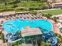 Zjeżdżalnie wodne i basen w Ionian Sea & Aquapark