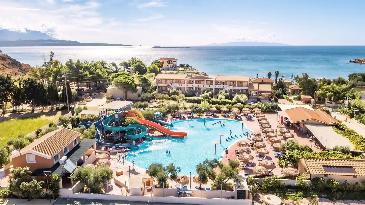 Widok na kompleks Ionian Sea & Aquapark z basenami