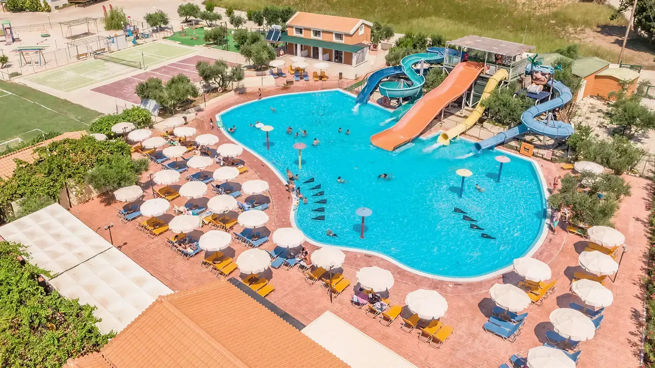 Zjeżdżalnie wodne i basen w Ionian Sea & Aquapark
