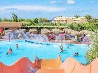 Zjeżdżalnia i basen z fontannami w Ionian Sea & Aquapark