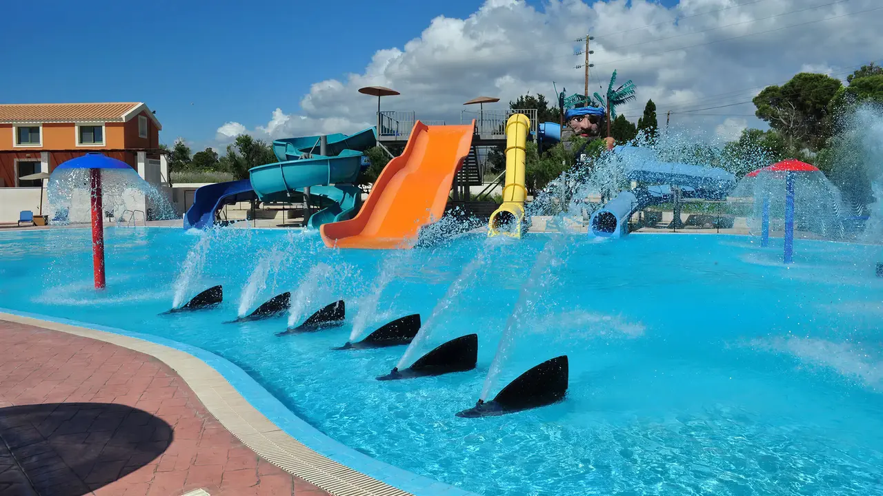 Zjeżdżalnie wodne i fontanny w Ionian Sea & Aquapark