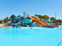 Zjeżdżalnie wodne w basenie Ionian Sea & Aquapark