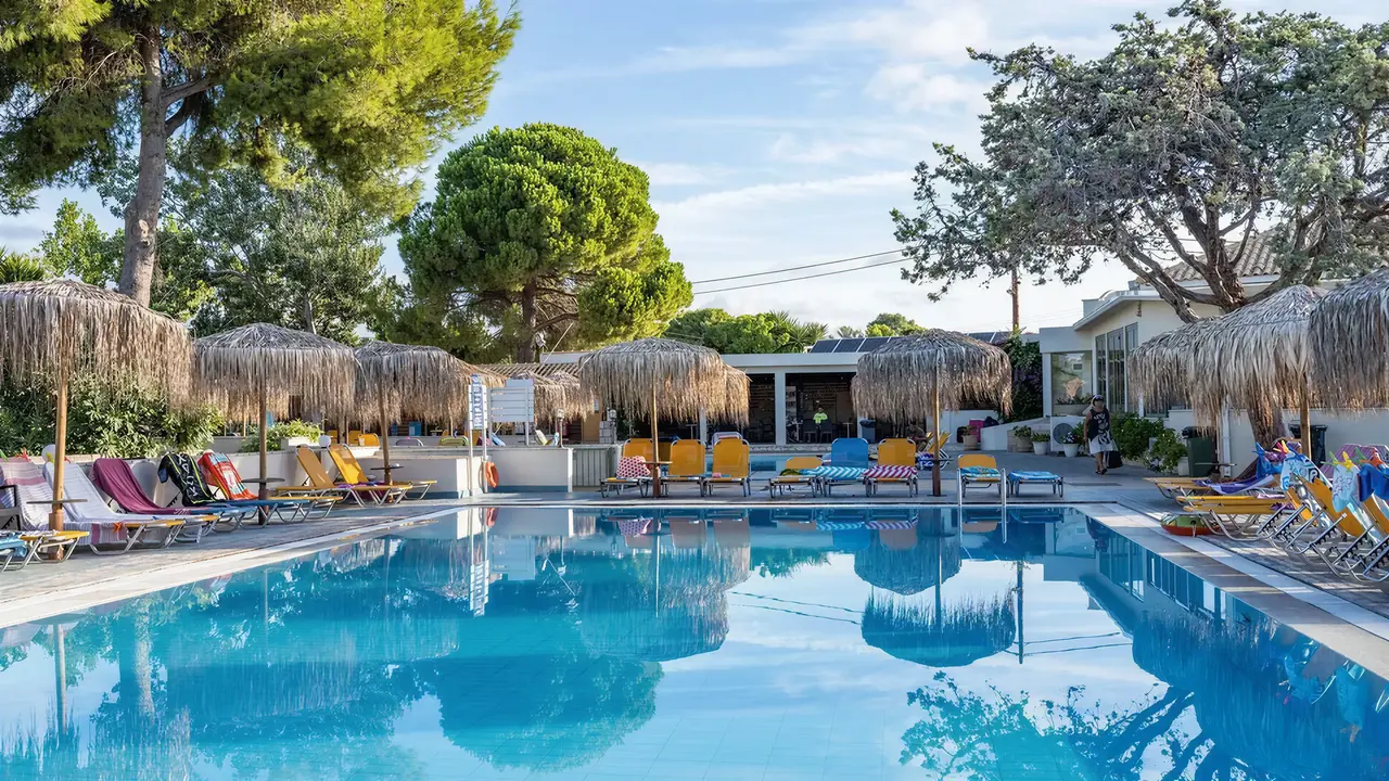 Basen z leżakami i parasolami w Ionian Sea & Aquapark
