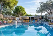 Basen z leżakami i parasolami w Ionian Sea & Aquapark