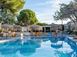 Basen z leżakami i parasolami w Ionian Sea & Aquapark