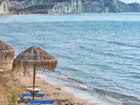 Plaża z parasolami w Ionian Sea & Aquapark