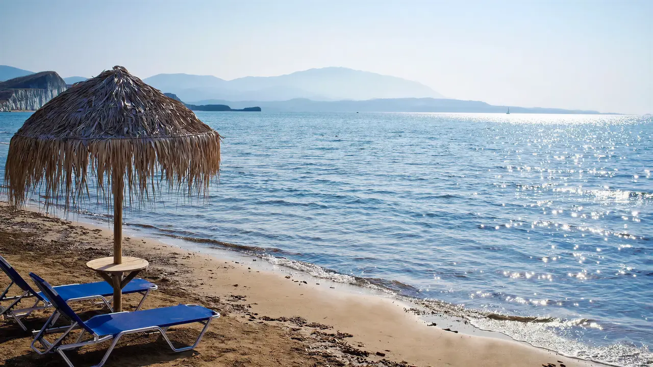 Plaża i leżaki przy morzu w Ionian Sea & Aquapark