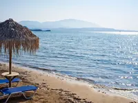 Plaża i leżaki przy morzu w Ionian Sea & Aquapark