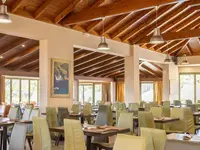 Restauracja w Ionian Sea & Aquapark z ustawionymi stolikami
