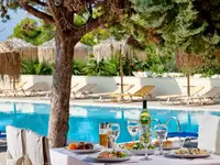 Stół z jedzeniem przy basenie w Ionian Sea & Aquapark