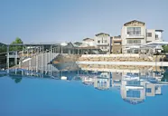 Widok na budynki i basen w Istion Club